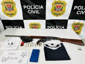Menina de 13 anos é detida ao ser flagrada com armas e conteúdos nazistas