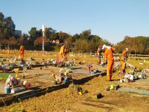 Chegando o dia dos pais, prefeitura inicia limpeza do cemitério Nossa Senhora do Carmo