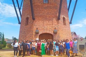 Frequentadores do Centro de Convivência da Melhor Idade de Ibaté visitam Holambra