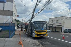 Ônibus colide contra poste na Avenida São Carlos