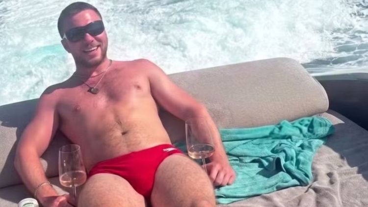 Filho de Madonna viraliza com microssunga vermelha em passeio de lancha