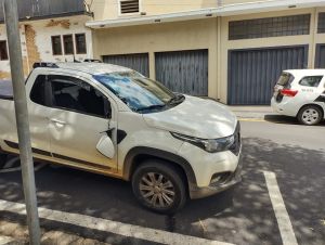 Carro tomba após acidente na região norte de São Carlos