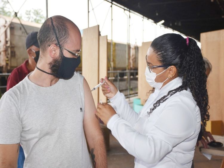 Mais de 51 mil pessoas ainda não receberam a terceira dose da vacina contra a covid-19 em São Carlos