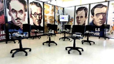 Exposição do IFSC/USP transforma os 100 anos da Mecânica Quântica em experiência interativa