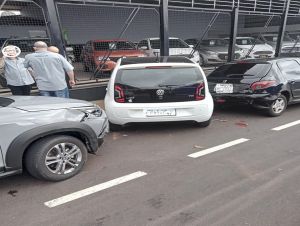 Motorista passa mal e colide em três carros estacionados