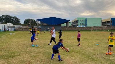 Prefeitura incentiva esporte com escolinha de futebol gratuita no Jardim Cruzado