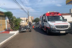 Motorista bate em motociclista e foge sem prestar socorro