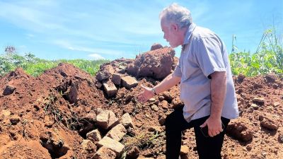 “Para onde estão levando os paralelepípedos da Prefeitura?”, questiona Lineu