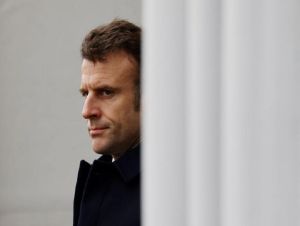 Macron segue para China e deixa para trás uma Paris em chamas