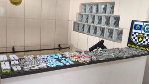 Drogas são localizadas em terreno após suspeitos fugirem de viatura da GM