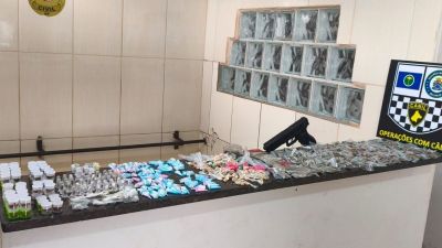 Drogas são localizadas em terreno após suspeitos fugirem de viatura da GM