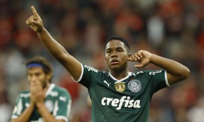 Palmeiras supera Athletico-PR e coloca uma mão na taça do Brasileiro