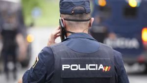 Homem mata ex-mulher na rua na Espanha; testemunhas acorrentam suspeito