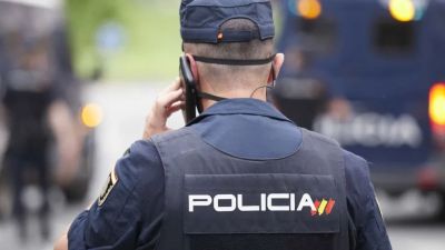 Homem mata ex-mulher na rua na Espanha; testemunhas acorrentam suspeito