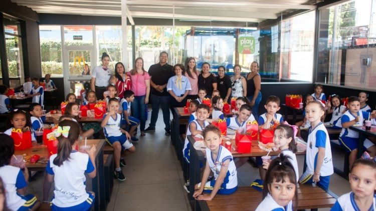 Alunos do Cemei Maria Lúcia Marrara realizam passeio de trem e ganham lanches do Mcdonald's
