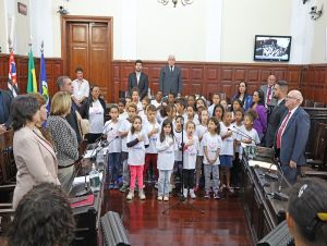 Crianças do projeto Cor Ação visitam a Câmara e abrem sessão plenária com apresentação musical