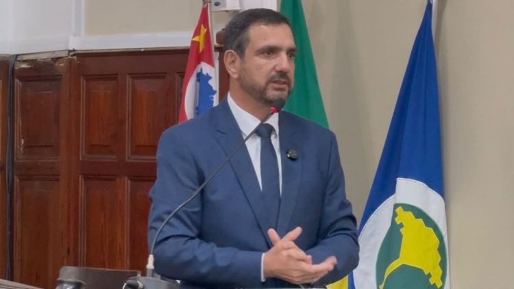 Jùlio Cesar solicita revitalização de praça na Vila Nery