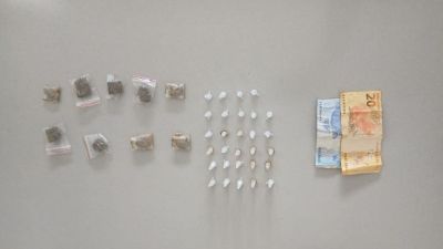 Ação policial flagra fracionamento de drogas e resulta em prisão em Ibaté