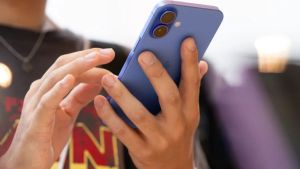 Próxima atualização vai 'acelerar' carregamento do iPhone 16