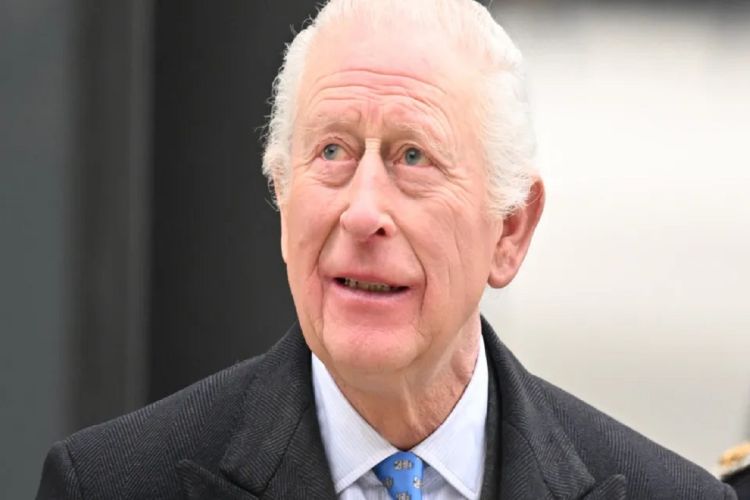 Porque é que o rei Charles III não vai ao funeral do Papa Francisco?