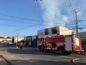 Incêndio consome piso superior de loja no Cruzeiro do Sul
