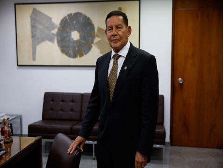 Governo Lula quer transformar militar em cidadão de segunda categoria, diz Mourão