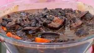 Feijoada completa para servir no almoço