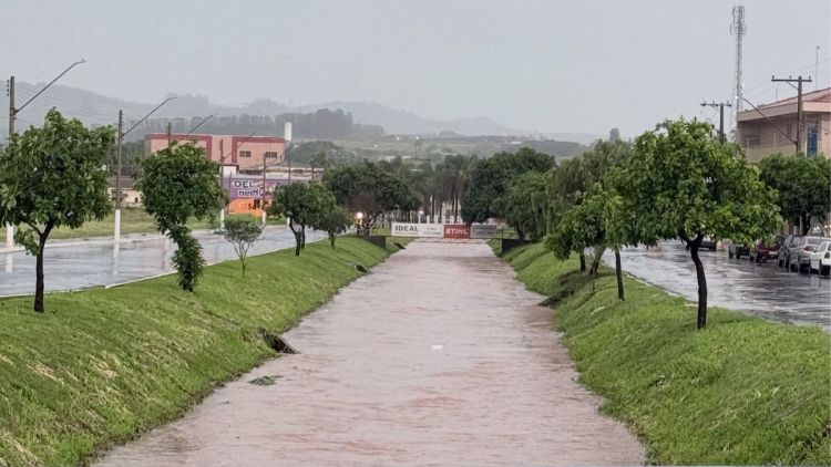 Chuva forte e ventos intensos provocam estragos em Tambaú