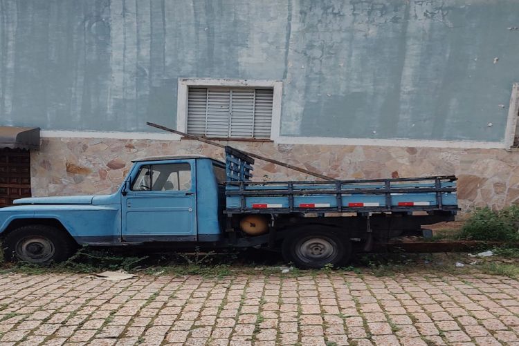 Carros abandonados geram insegurança à população