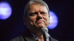 Tarcísio pede ao STF autorização para visitar Bolsonaro em prisão domiciliar