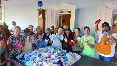 Projeto &quot;Crochê Solidário&quot; ultrapassa a marca de 20 mil gorrinhos doados a recém-nascidos em Araraquara