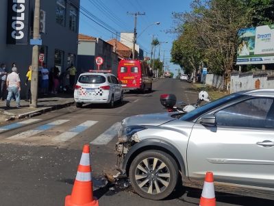 Colisão entre carro e moto deixa motociclista ferido na Rua Larga