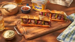 Churrasquinho no pão com espetinho de carne e legumes