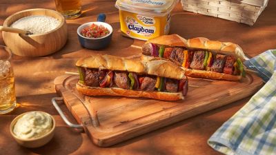 Churrasquinho no pão com espetinho de carne e legumes