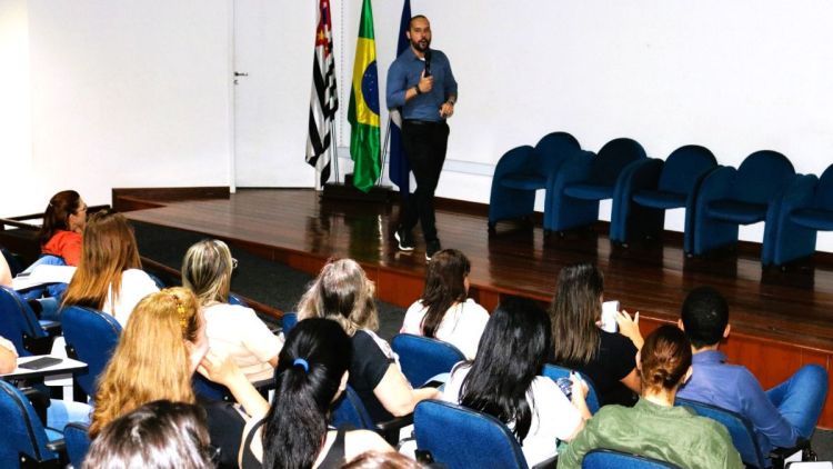 Secretaria de saúde promove treinamento para qualificar atendimento ao público