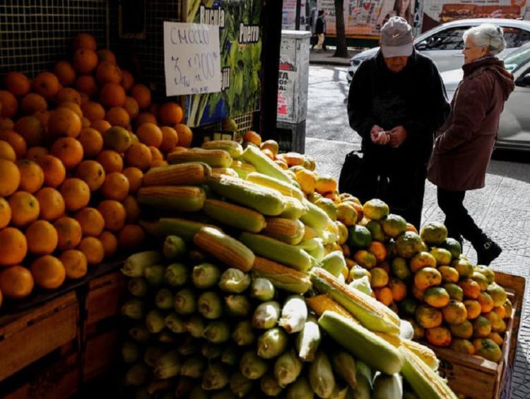 Inflação na Argentina deve atingir 149% este ano, acima do esperado em pesquisa anterior