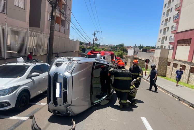 Motorista tomba carro no Jd. Lutfalla