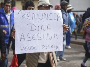 Manifestante exibe cartaz exigindo demissão da presidente peruana Dina Boluarte, em 1º de fevereiro de 2023, em Cusco