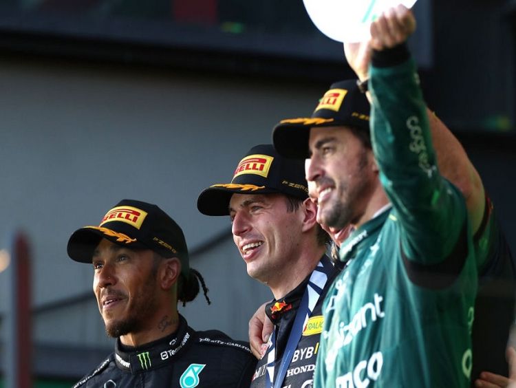 Verstappen vence na Austrália; Hamilton é 2º e oito abandonam