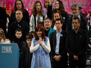 Cristina Kirchner pede abandono de acordo com FMI em ato de campanha