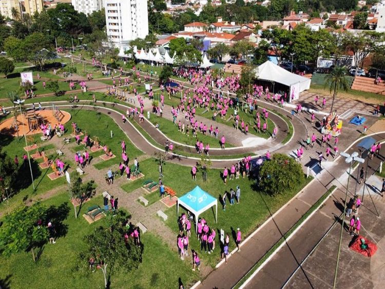 Corrida Outubro Rosa reúne milhares de pessoas no kartódromo