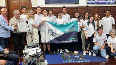 Escola Sebastião de Oliveira Rocha é homenageada na Câmara antes de levar ciência sustentável ao Camboja