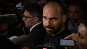 Atuação de Eduardo Bolsonaro no exterior põe crime militar sob discussão