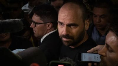 Atuação de Eduardo Bolsonaro no exterior põe crime militar sob discussão