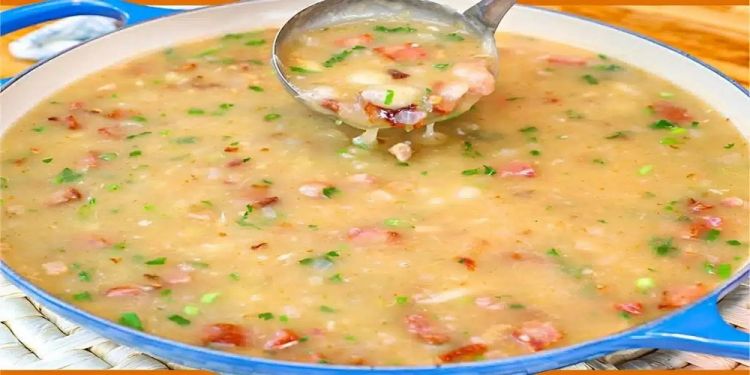 Caldo de mandioca com bacon e calabresa saborosos para as noites frias de outono