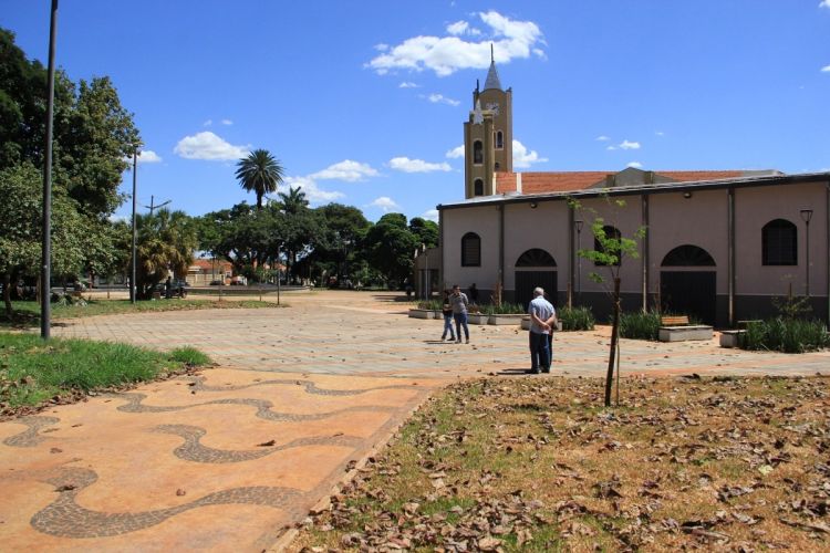 Obras na praça da Igreja de São Geraldo avançam