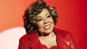 Alcione leva nova turnê à Vibra São Paulo