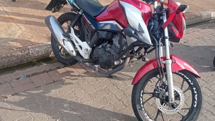 Motocicleta é apreendida após flagrante de irregularidades no Jardim Cruzado, em Ibaté