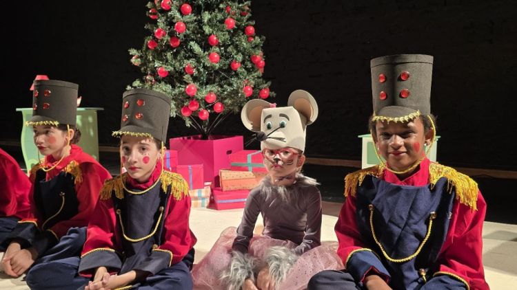 Projeto dançar encanta público com espetáculo "O Quebra-Nozes" no Teatro Municipal