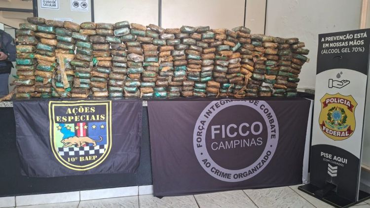 Polícia Militar encontra 245 tijolos de pasta-base de cocaína escondidos em colchões